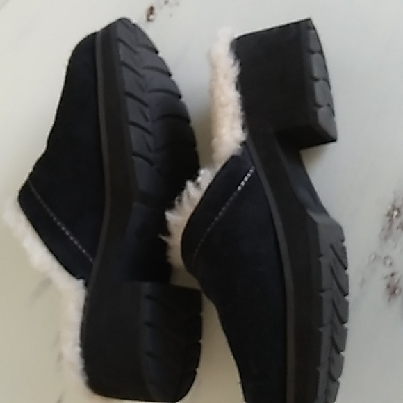 UGG Black  Sheepskin Lined Clogs Girls Youth 5237 - Picture 7 of 16